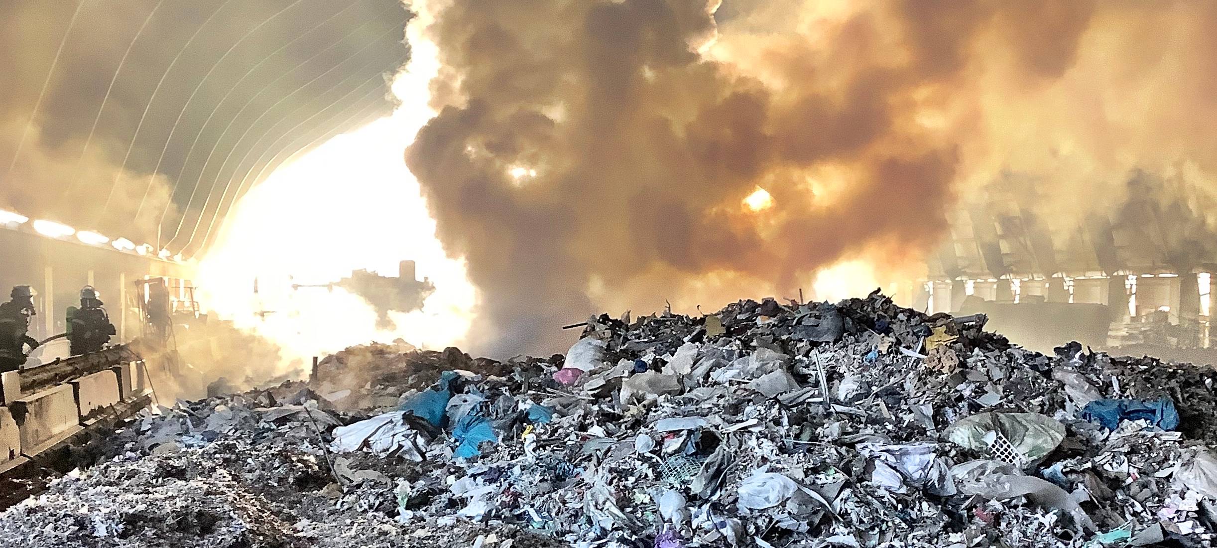 In Moers hat ein Müllberg nahe der A42 gebrannt