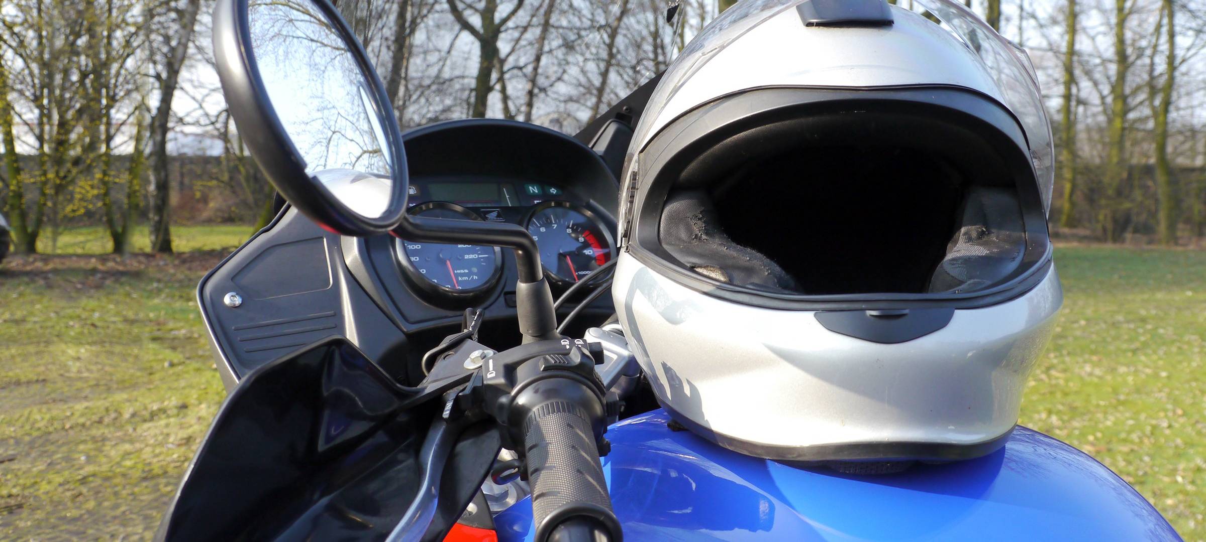 Wesel: Motorradfahrer stürzt nach Überholmanöver auf der B8