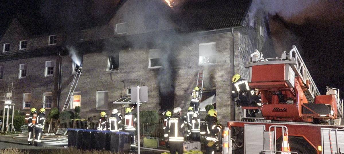 Acht Leichtverletzte nach Feuer in Weseler Mehrfamilienhaus