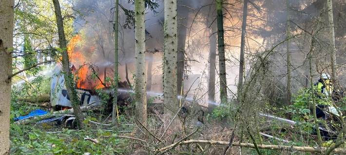 In Sonsbeck brannte ein Bauwagen mitten in einem Waldstück
