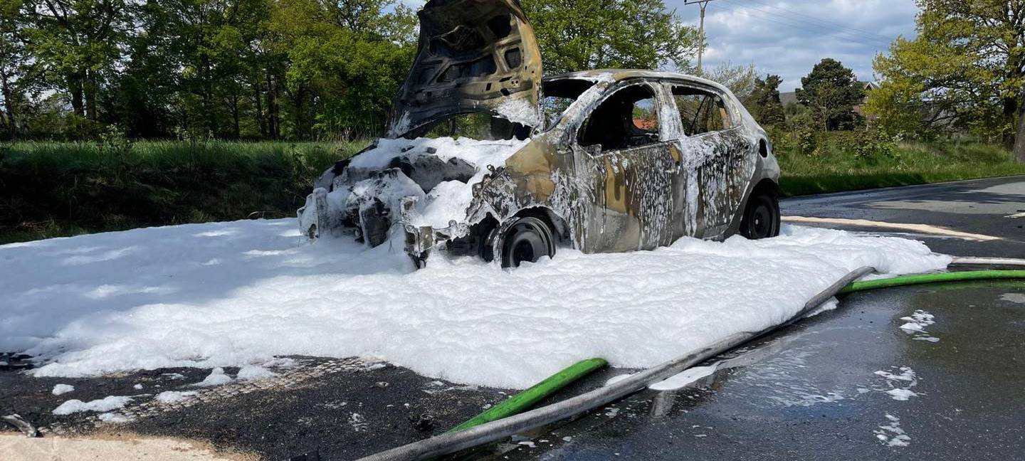 Unfall am Voshövel - Auto brennt komplett aus