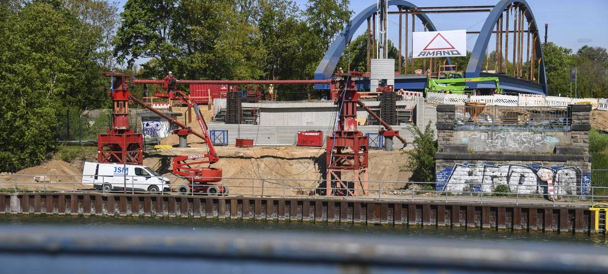 In Hünxe wird neue L1-Brücke über den Kanal geschoben