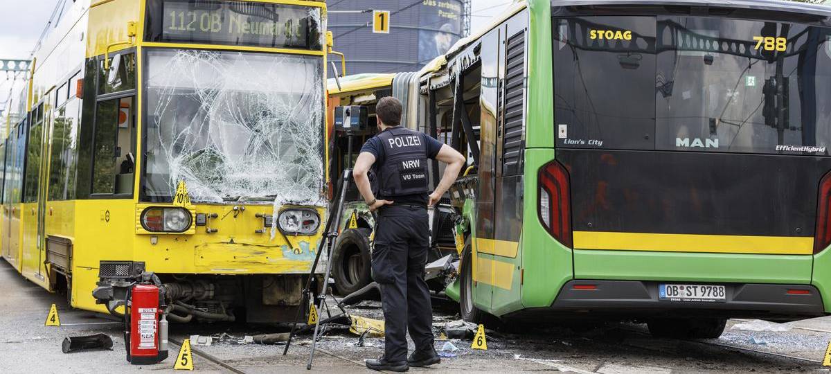 Bus kollidiert mit Straßenbahn in Oberhausen - mehrere Verletzte