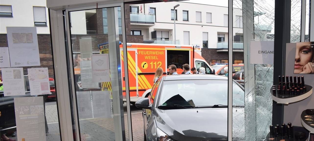 Fahrfehler: Auto landet in Hamminkelner Apotheke