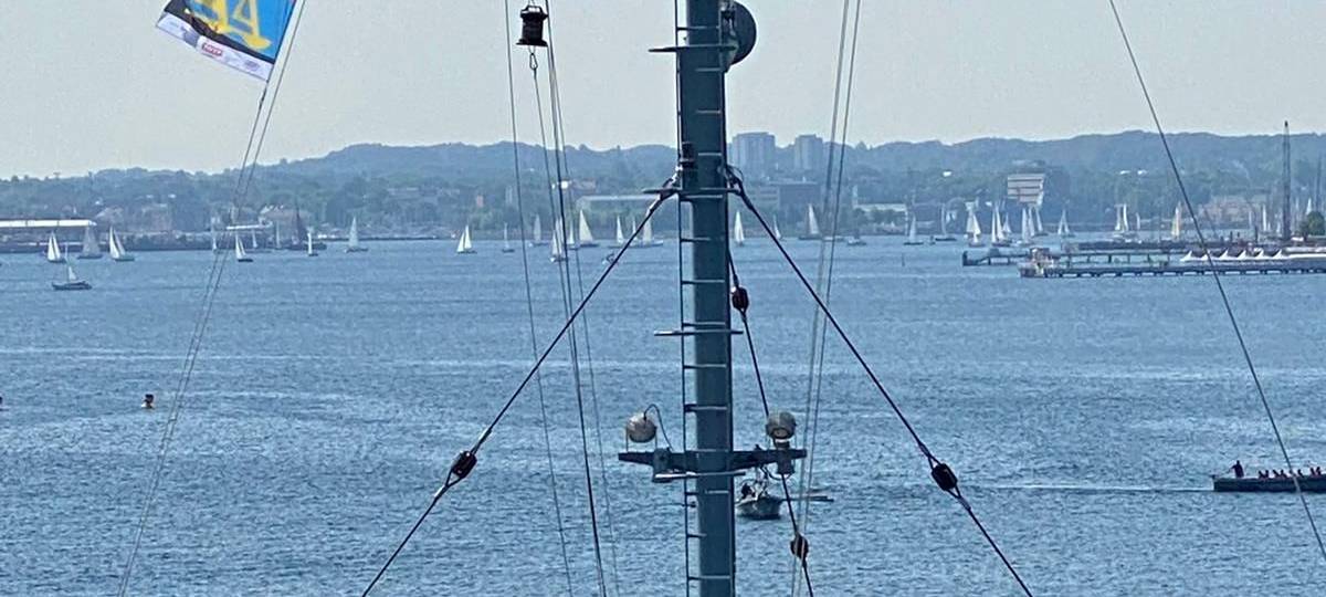 Der Tender "Rhein" hat neue Weseler Flagge gehisst