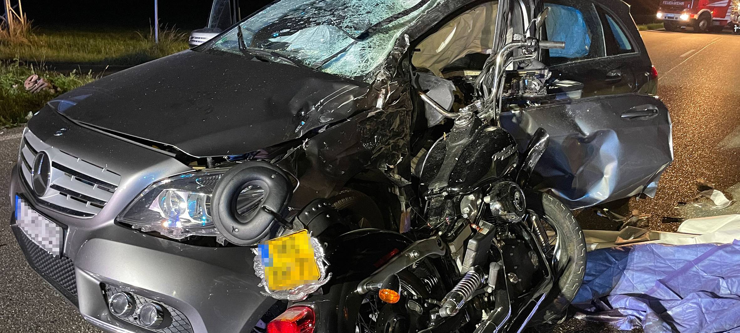 Harley Davidson kollidiert mit Mercedes: Zwei Tote