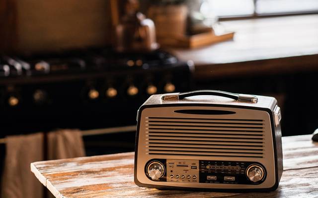 Altes Radio auf Küchentisch