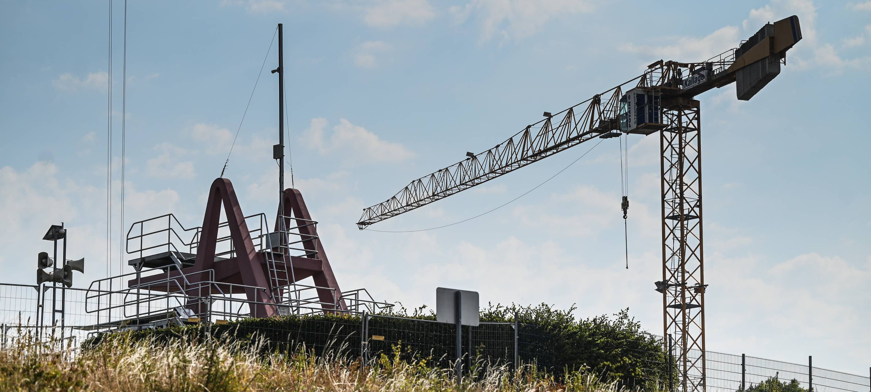 Bau des Kombibads an Weseler Rheinpromenade geht voran