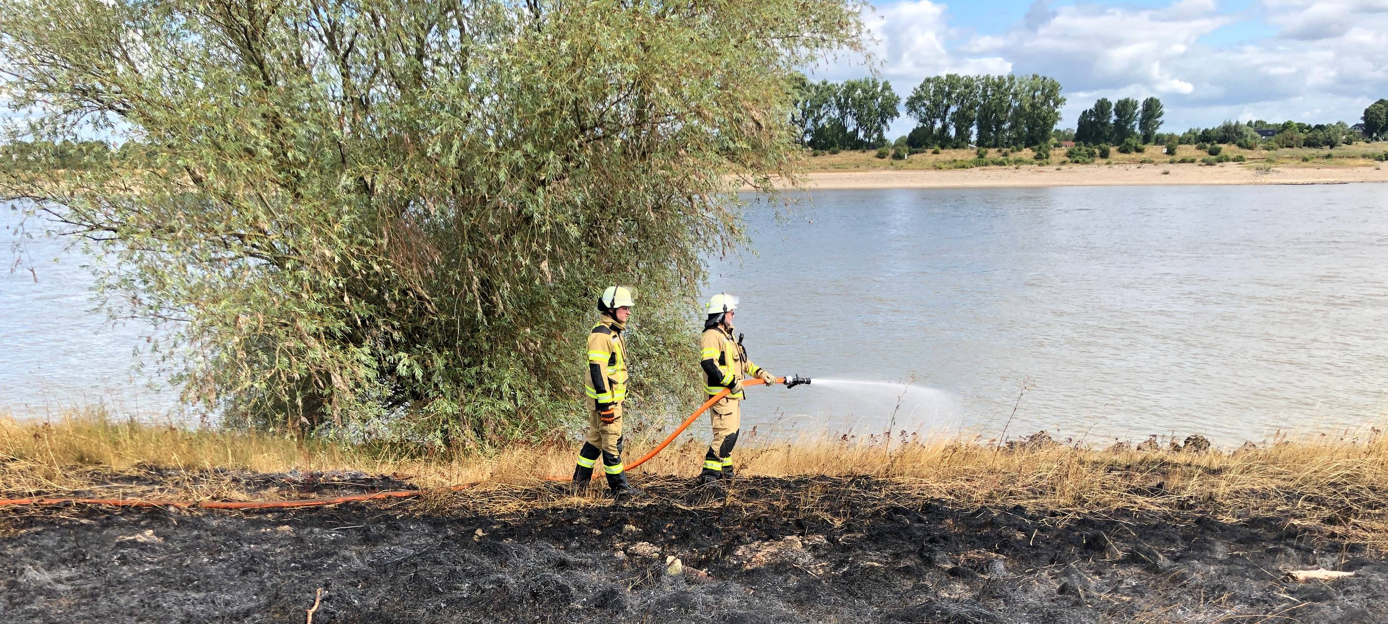 Feuerwehr hat Wiesenbrand in Xanten schnell im Griff
