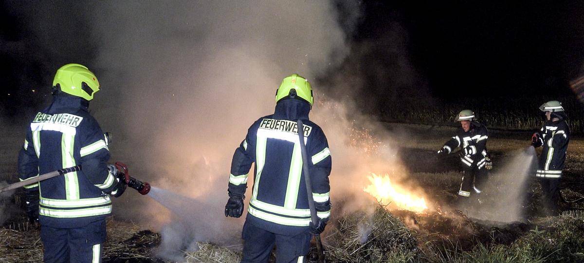 Mehrere Strohballen brannten in der Nacht im Kreis Wesel