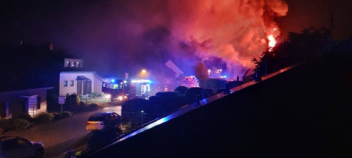 Feuerwehr löscht Dachstuhlbrand in Voerde-Spellen