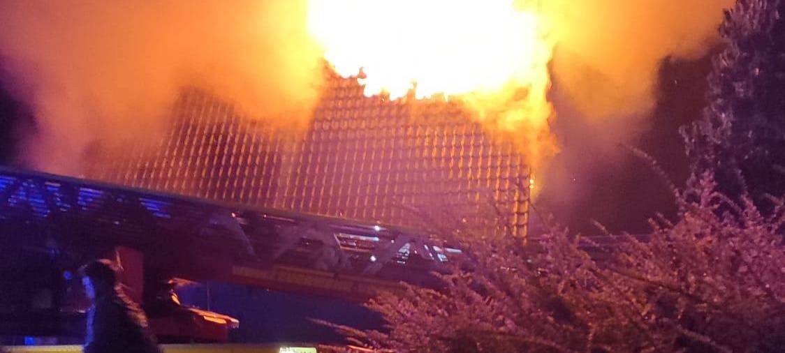 Feuerwehr löscht Dachstuhlbrand in Voerde-Spellen