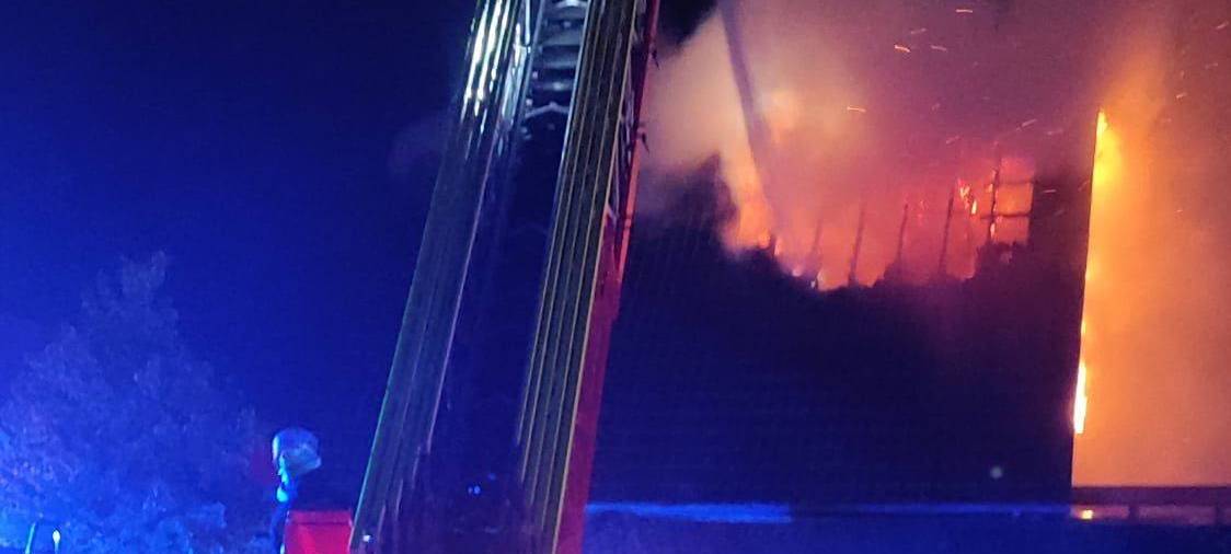 Feuerwehr löscht Dachstuhlbrand in Voerde-Spellen