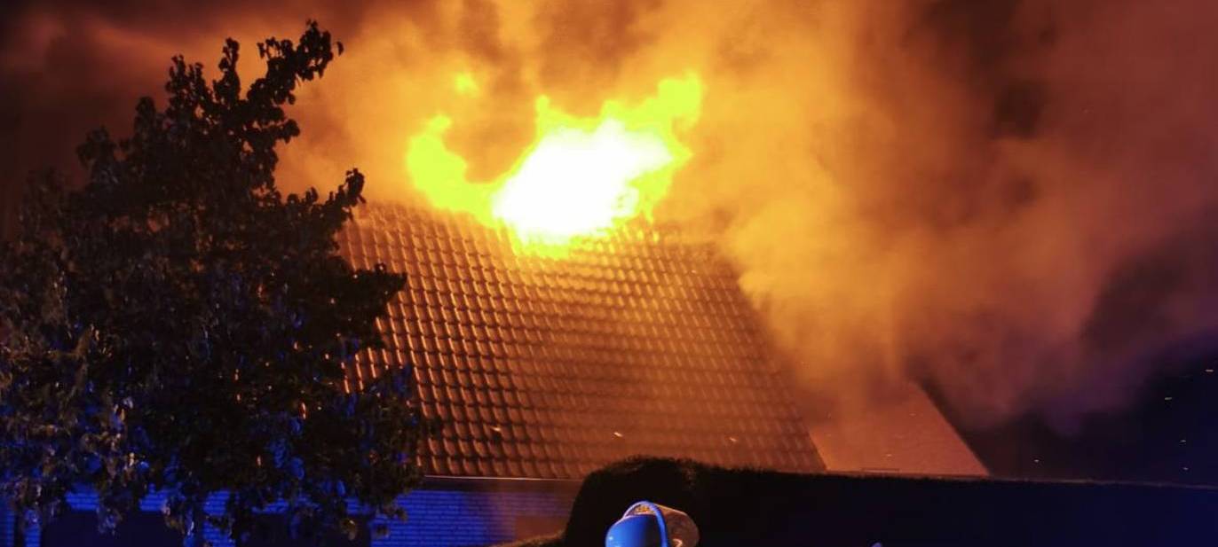 Feuerwehr löscht Dachstuhlbrand in Voerde-Spellen