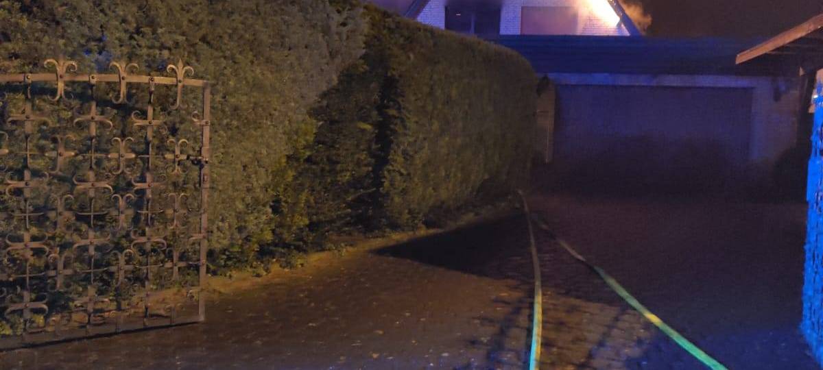 Feuerwehr löscht Dachstuhlbrand in Voerde-Spellen