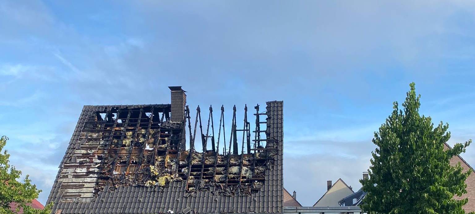 Feuerwehr löscht Dachstuhlbrand in Voerde-Spellen