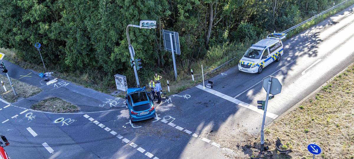Rheinberger (54) wird auf Gehweg von Auto erfasst und stirbt