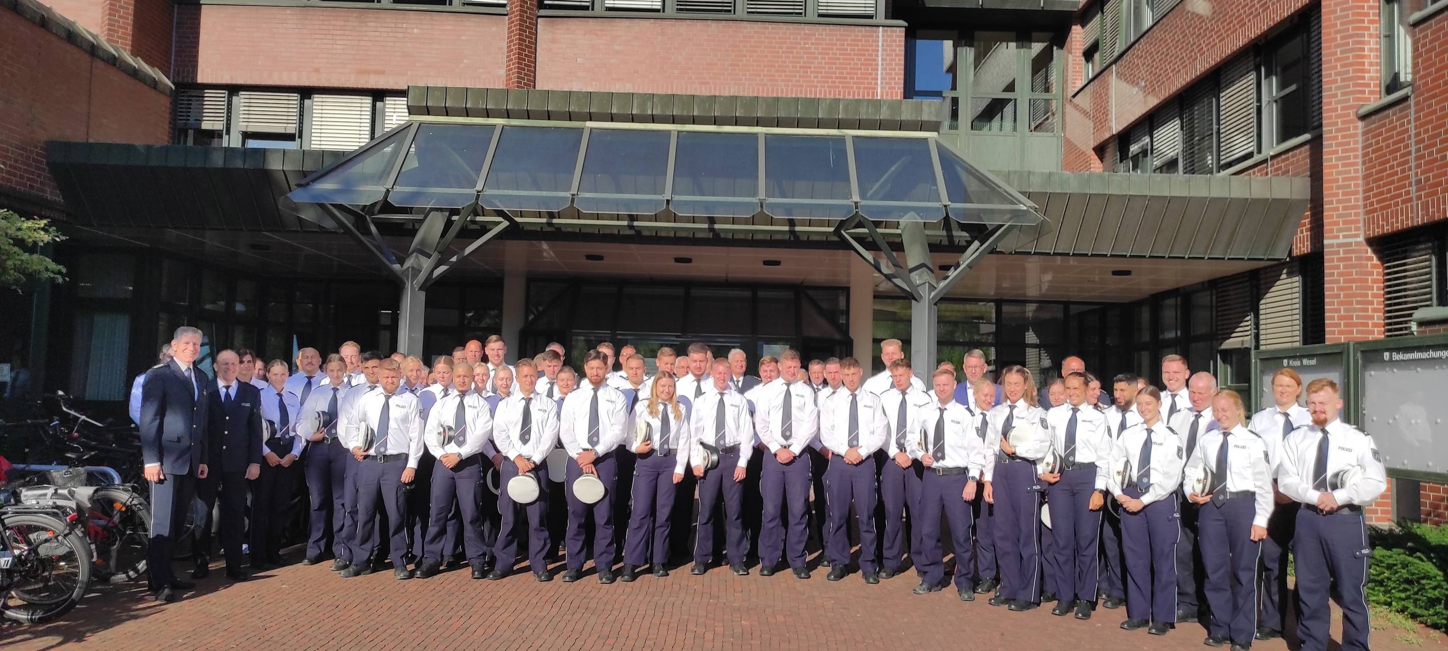 Die Kreispolizei in Wesel vereidigt 53 neue Polizisten