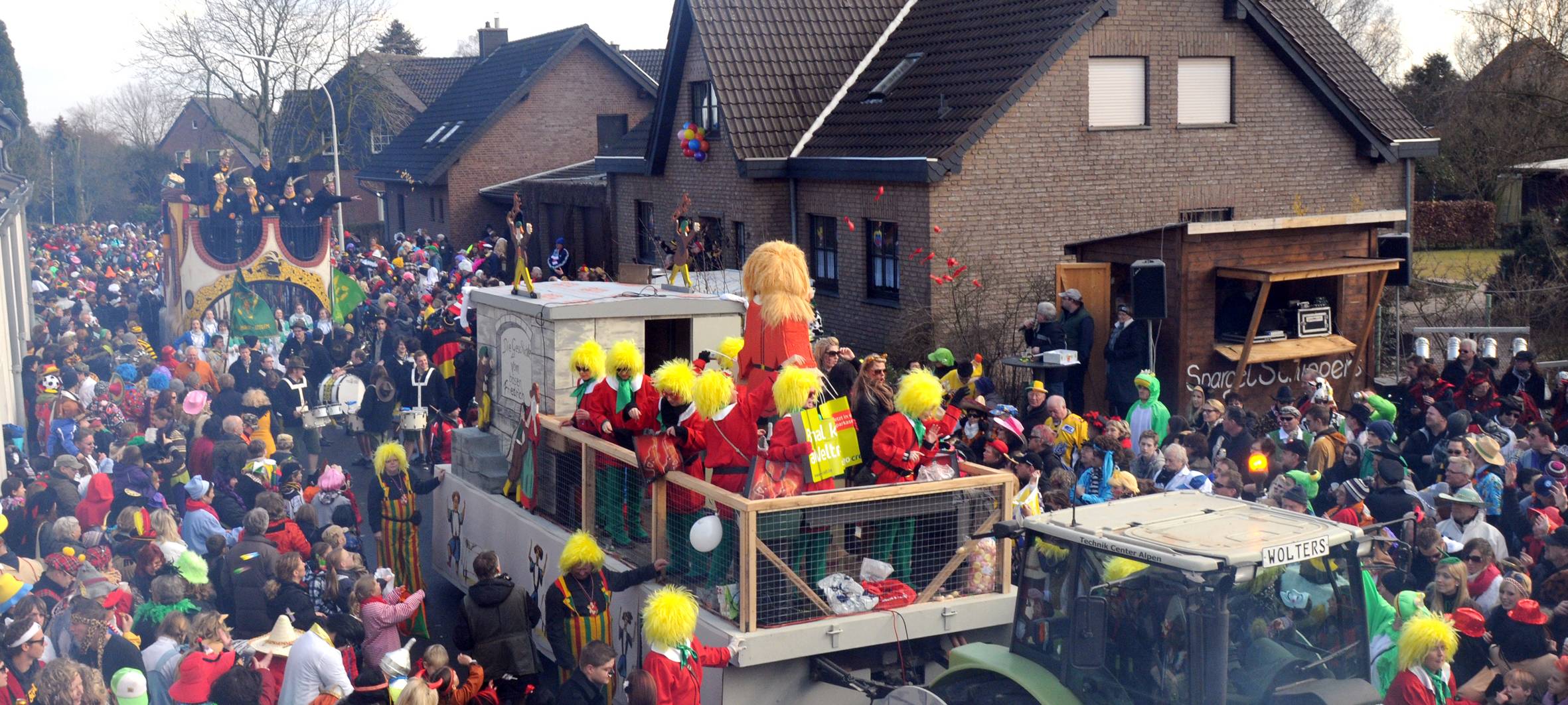 Tausende Jecken feiern auf Rosenmontagszügen im Kreis Wesel