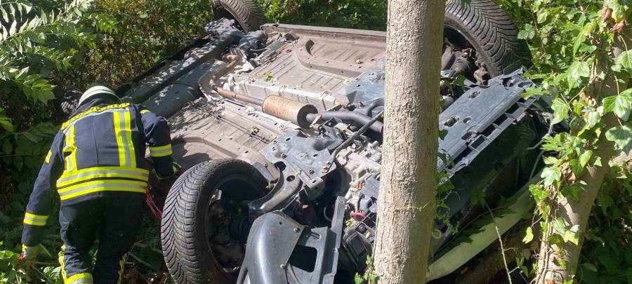 Auto überschlägt sich auf A57 bei Sonsbeck - zwei Verletzte