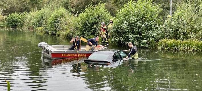Spektakuläre Rettung: In Alpen landete ein Auto im Teich