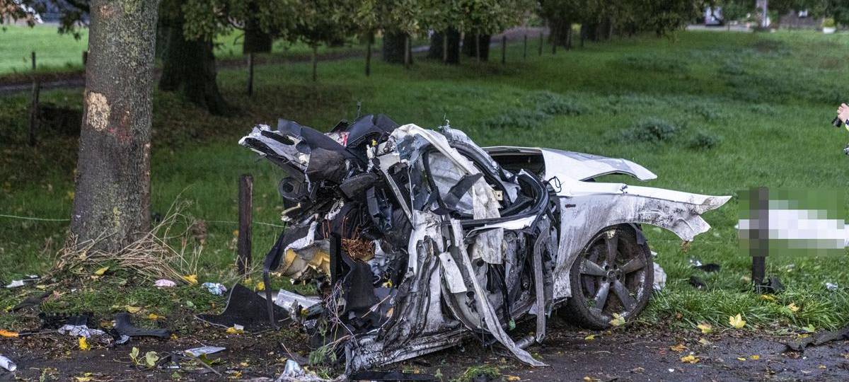 Auto prallt gegen Baum in Rheurdt: Mann und zwei Kinder sterben