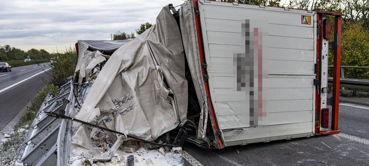 Mehl-Laster kippt im Kreuz Kamp-Lintfort um