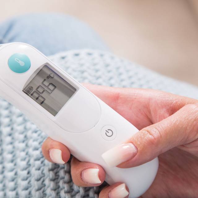 Regelmäßig Temperatur messen: Ab vier Tagen Fieber zum Arzt.