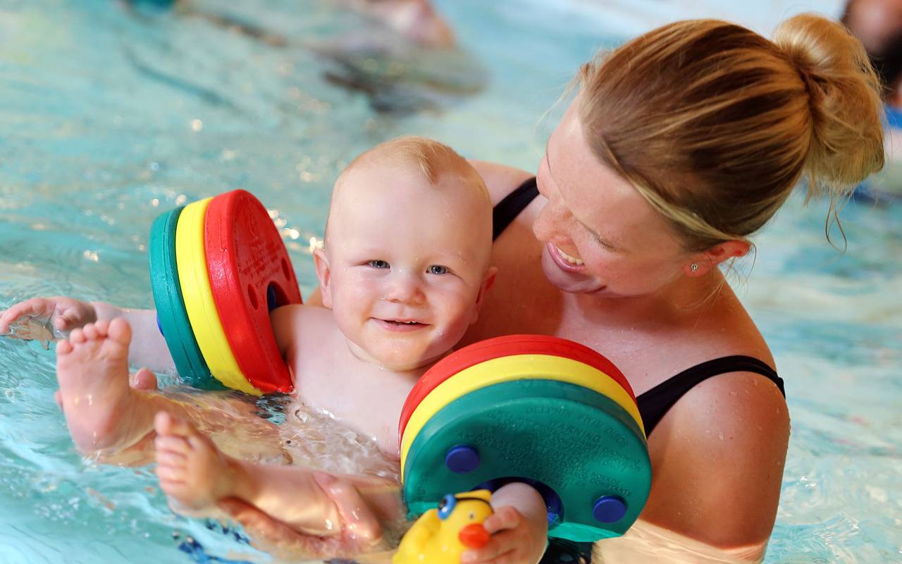 Vertrauen: Eltern können ihrem Kind Freude am Wasser vermitteln.