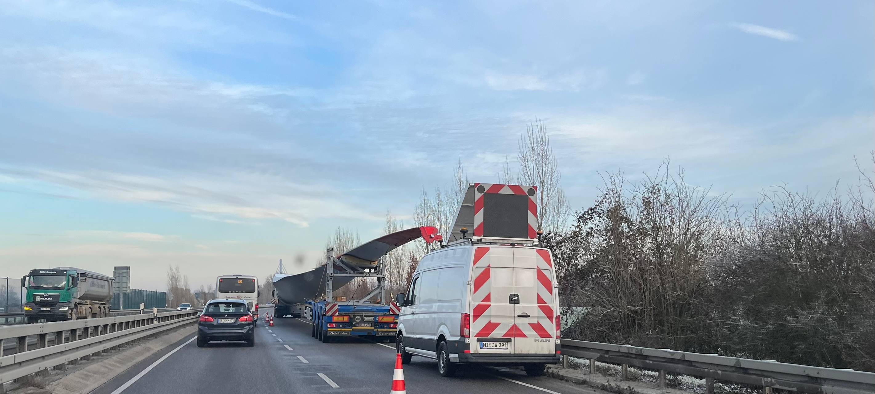 Schwertransport blockiert Teile der B58