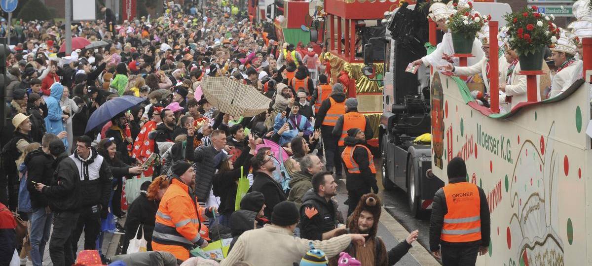 Nelkensamstagszug kämpft mit hohen Kosten für Sicherheit