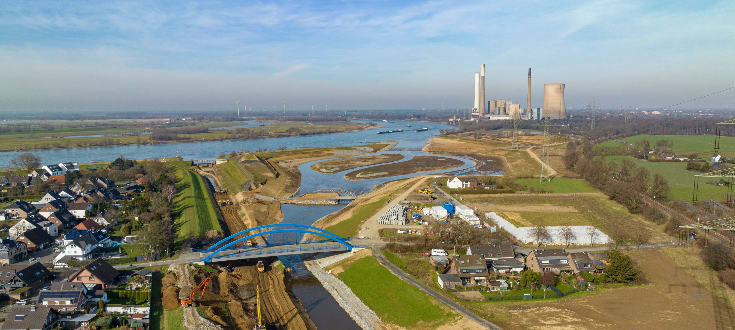 Ermittlungen: Ölfilm auf der Emscher in Dinslaken entdeckt