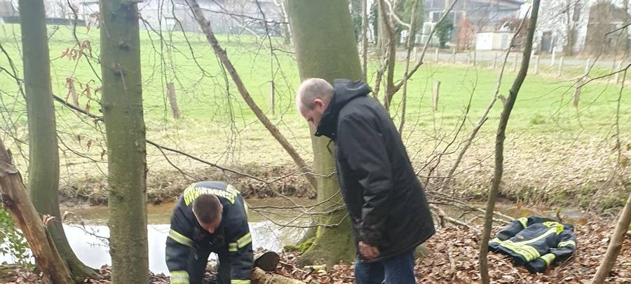 Dinslakener Feuerwehr rettet Hund aus Wasserrattenhöhle