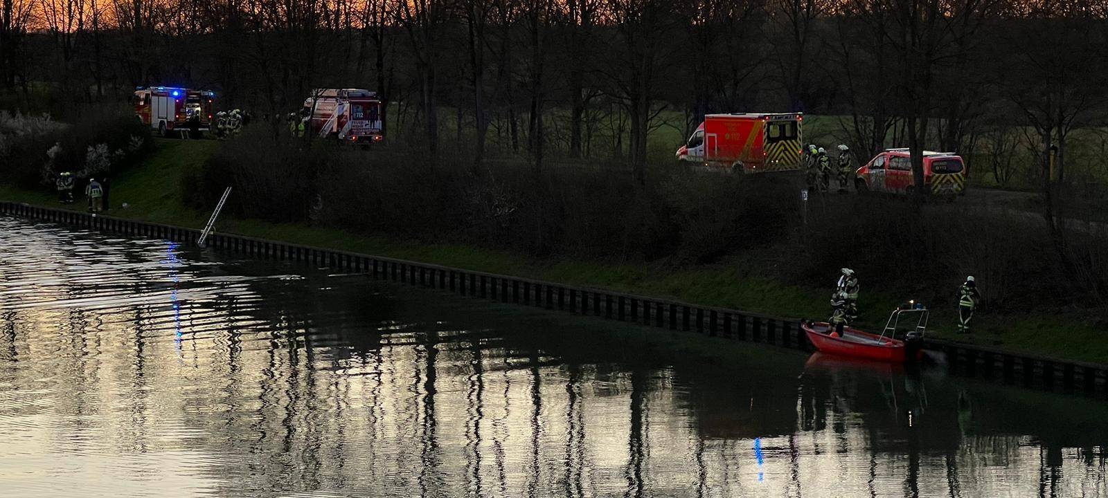 UPDATE: Auto aus Wesel-Datteln-Kanal in Hünxe gezogen