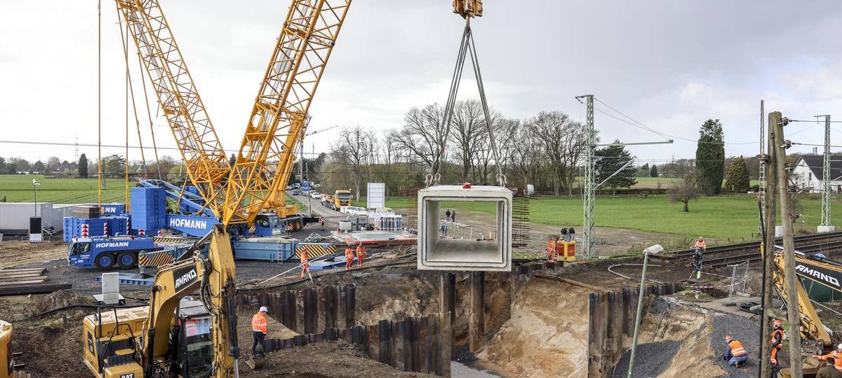 Betuwe-Ausbau Voerde: Tonnenschwere Unterführung eingehoben