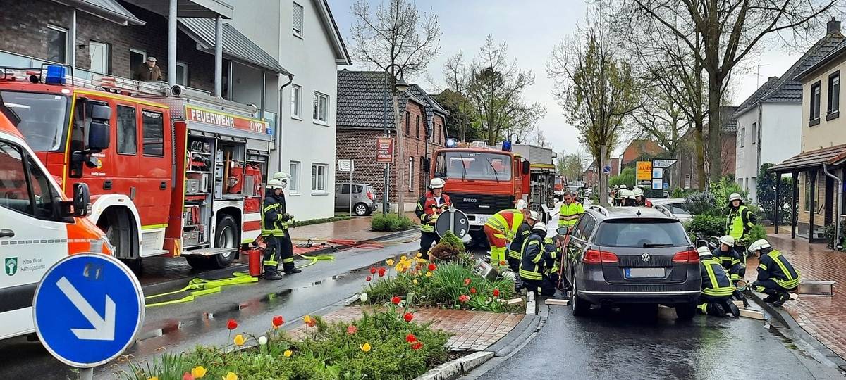 Radfahrer wird in Sonsbeck unter einem Auto eingeklemmt