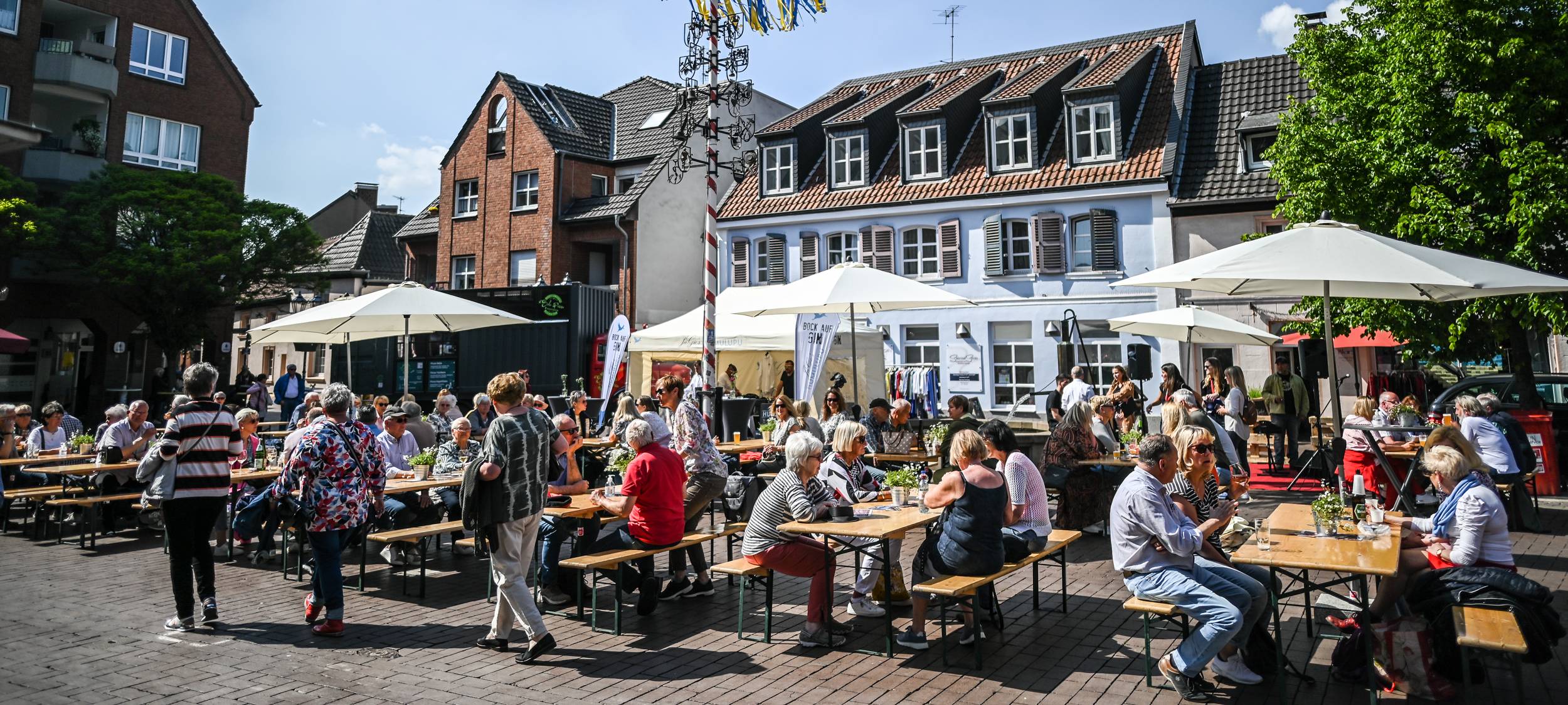 Saisonabschluss des Feierabendmarkts in Dinslaken mit Sonne