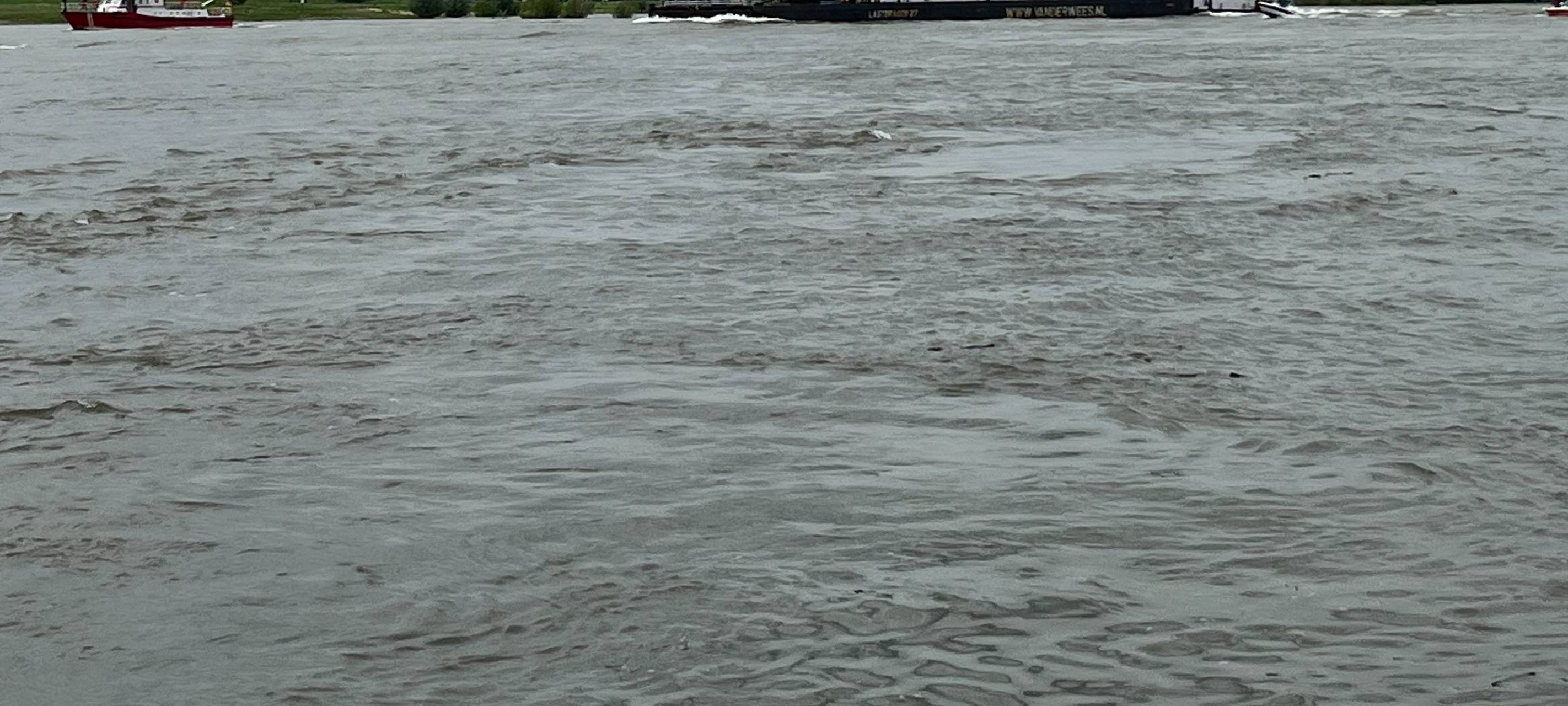 U-Boot auf dem Rhein bei Wesel sorgte für Schaulustige