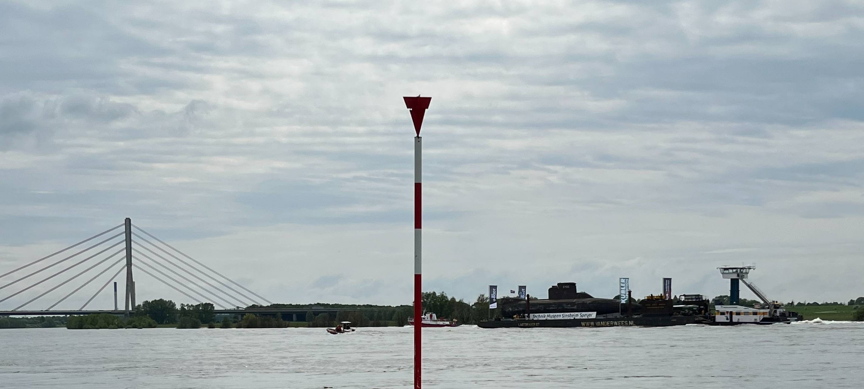 U-Boot auf dem Rhein bei Wesel sorgte für Schaulustige