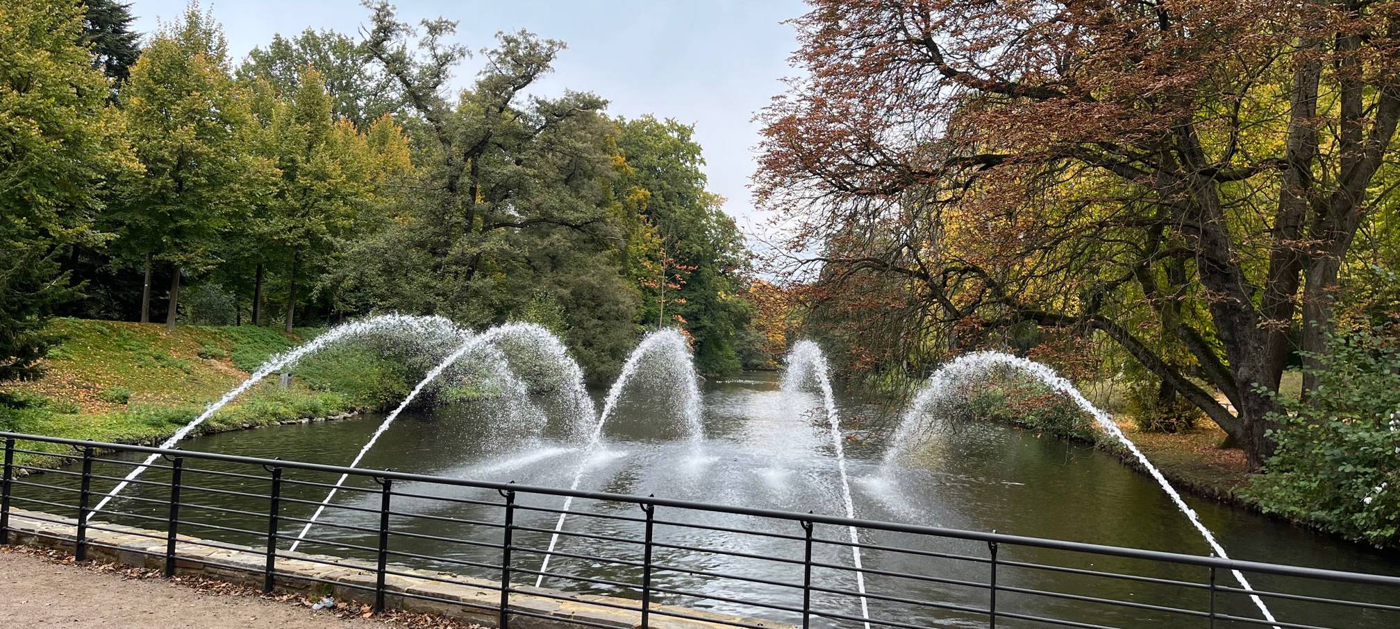 Wasserfontänen am neuen Moerser Walldurchgang in Betrieb