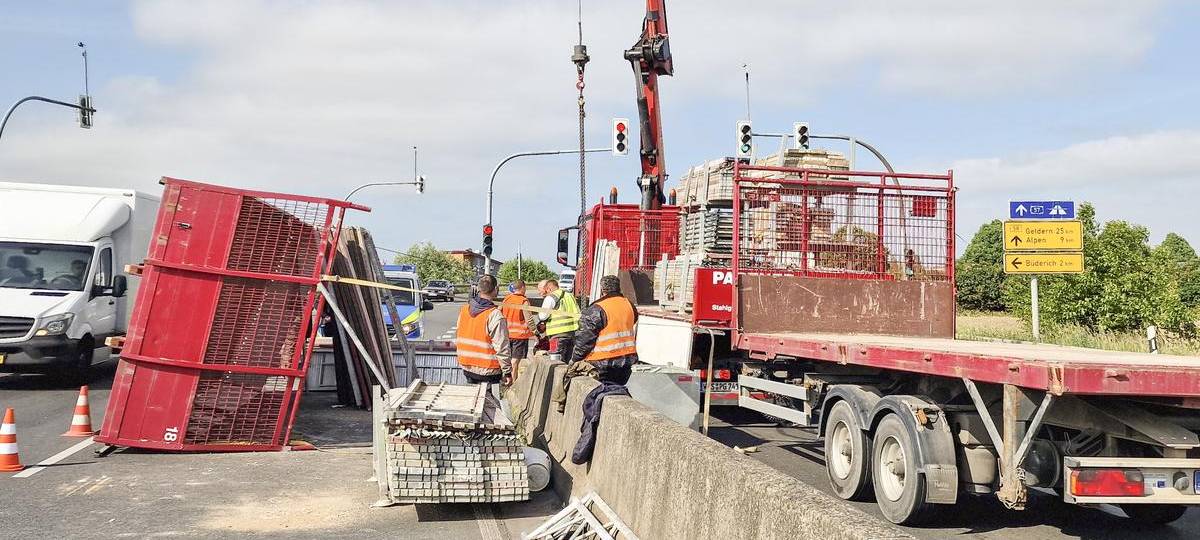 LKW verliert Gerüstteile vor der Rheinbrücke in Wesel