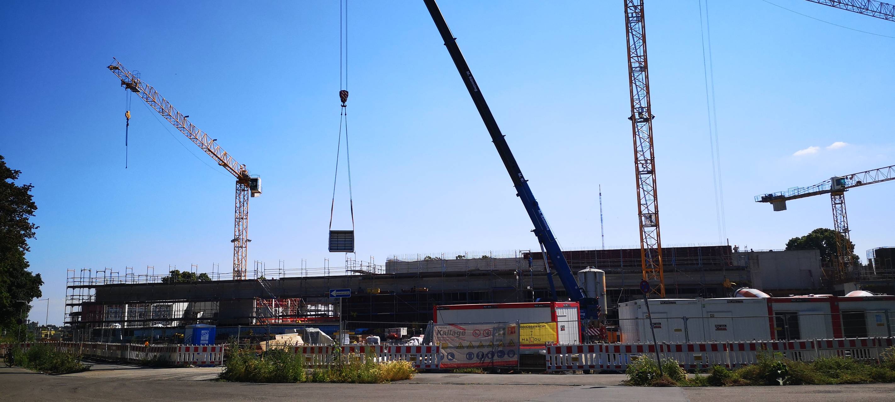 Kombibad in Wesel: Erste Dachelemente werden installiert