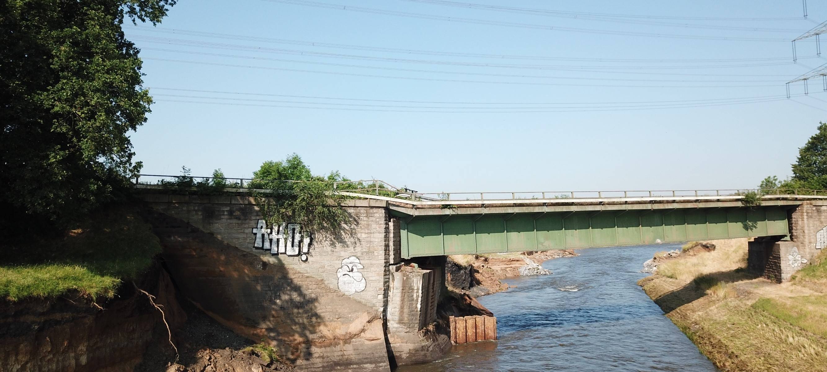 Ein großer Kran soll die Emscherbrücke in Dinslaken bergen
