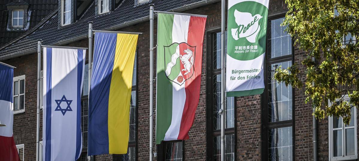 Bürgermeister hissen Friedensflagge