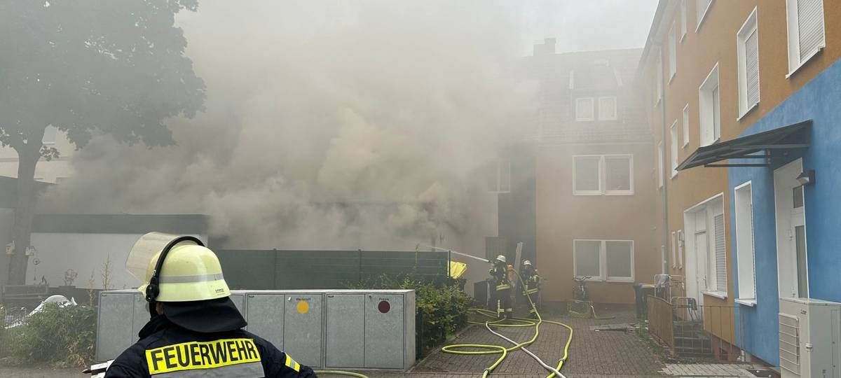 Feuerwehr löscht Brand in einem Schnellrestaurant in Voerde