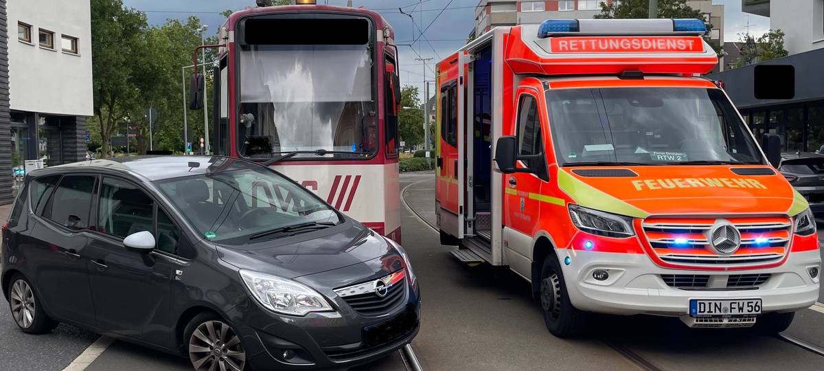 Auto und Straßenbahn kollidieren in Dinslaken