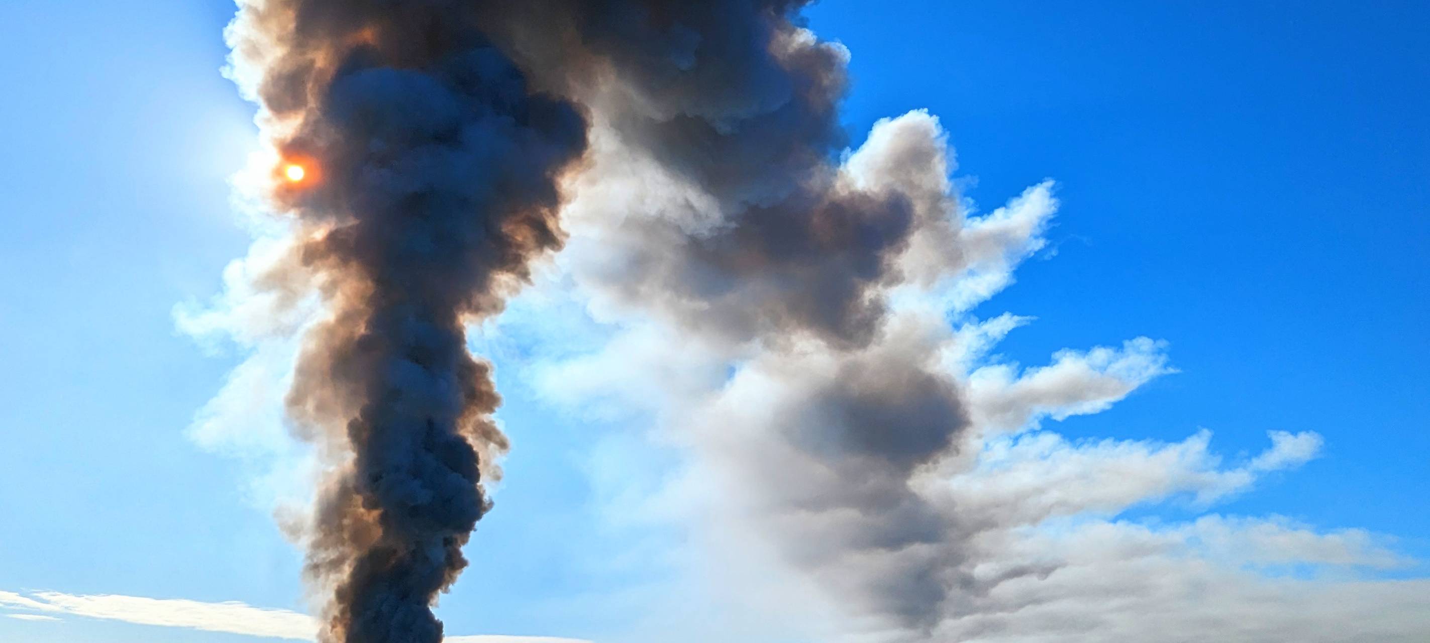 Feuer auf Schrottinsel in Duisburg - Brand unter Kontrolle