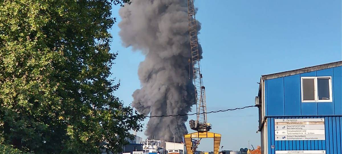 Feuer auf Schrottinsel in Duisburg - Brand unter Kontrolle