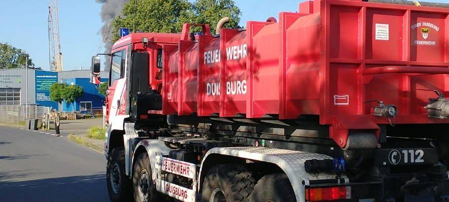 Feuer auf Schrottinsel in Duisburg - Brand unter Kontrolle