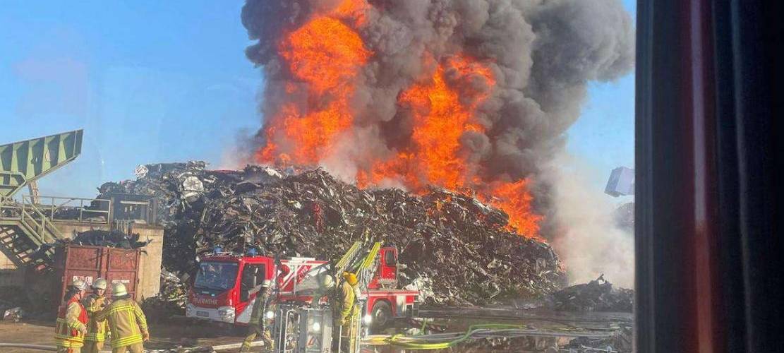 Feuer auf Schrottinsel in Duisburg - Brand unter Kontrolle
